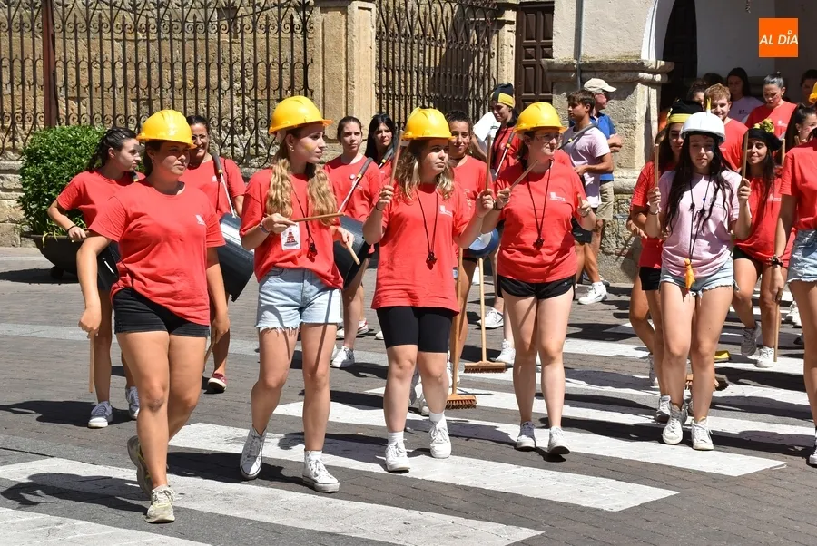 Foto 8 - Los j&oacute;venes del Divierteatro llevan a cabo una sesi&oacute;n especial de su pasacalles