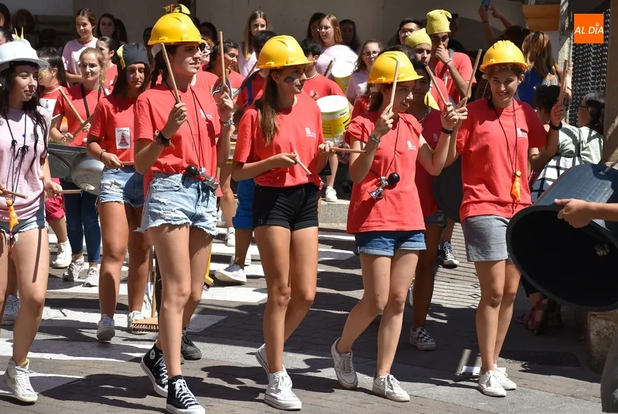 Foto 9 - Los j&oacute;venes del Divierteatro llevan a cabo una sesi&oacute;n especial de su pasacalles