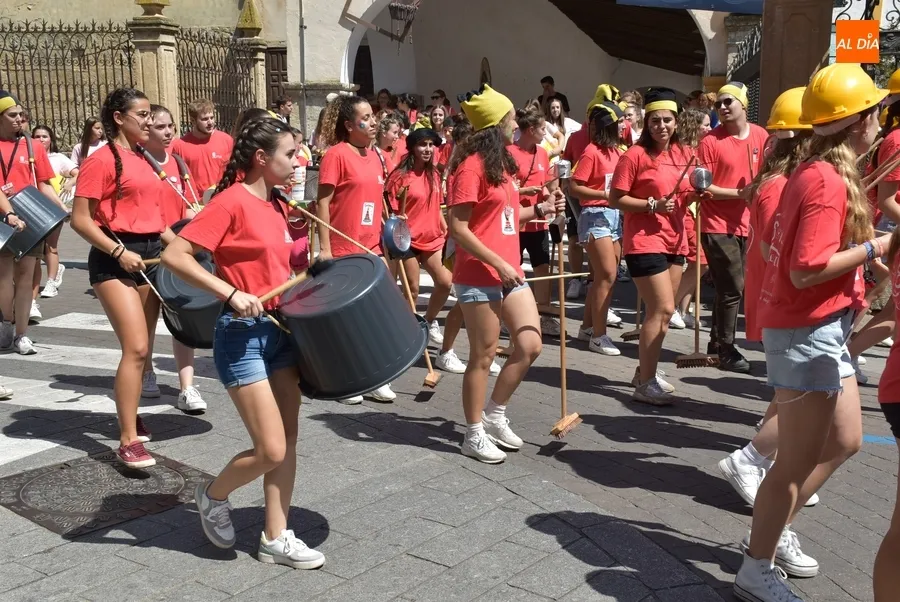 Foto 10 - Los j&oacute;venes del Divierteatro llevan a cabo una sesi&oacute;n especial de su pasacalles
