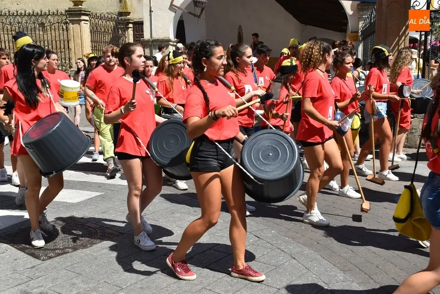 Foto 11 - Los j&oacute;venes del Divierteatro llevan a cabo una sesi&oacute;n especial de su pasacalles
