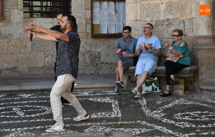 Foto 3 - Presentado con performance incluida el llamativo folleto tur&iacute;stico &lsquo;Juego de Escudos&rsquo;
