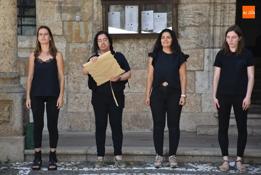 Foto 4 - Presentado con performance incluida el llamativo folleto tur&iacute;stico &lsquo;Juego de Escudos&rsquo;