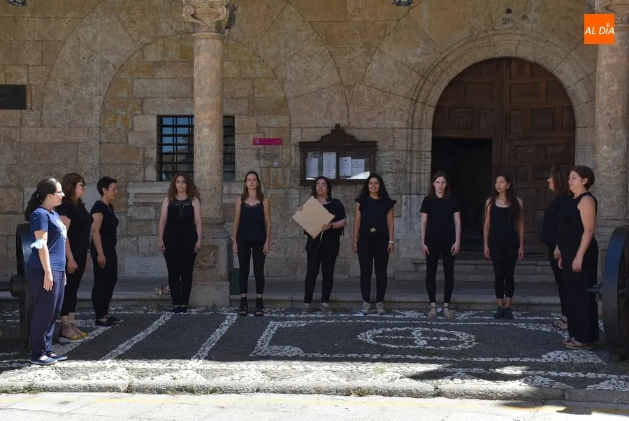 Foto 5 - Presentado con performance incluida el llamativo folleto tur&iacute;stico &lsquo;Juego de Escudos&rsquo;