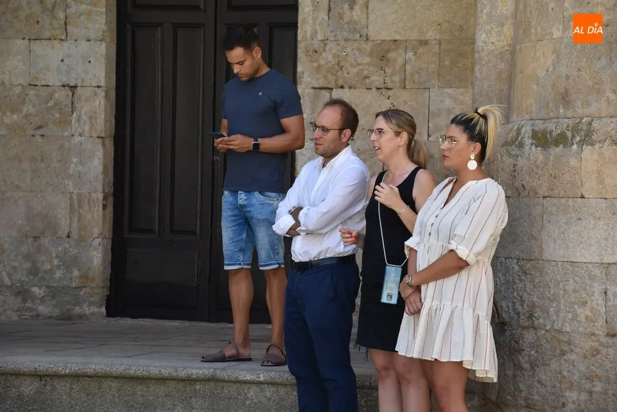 Foto 6 - Presentado con performance incluida el llamativo folleto tur&iacute;stico &lsquo;Juego de Escudos&rsquo;