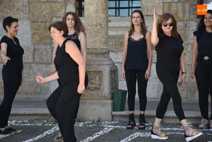 Foto 7 - Presentado con performance incluida el llamativo folleto tur&iacute;stico &lsquo;Juego de Escudos&rsquo;