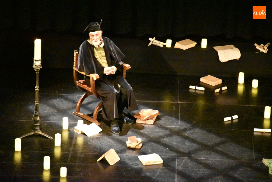Foto 1 - Exhibición de Denis Rafter a sus 80 años sobre las tablas del Teatro Nuevo para ‘presubir’ el telón