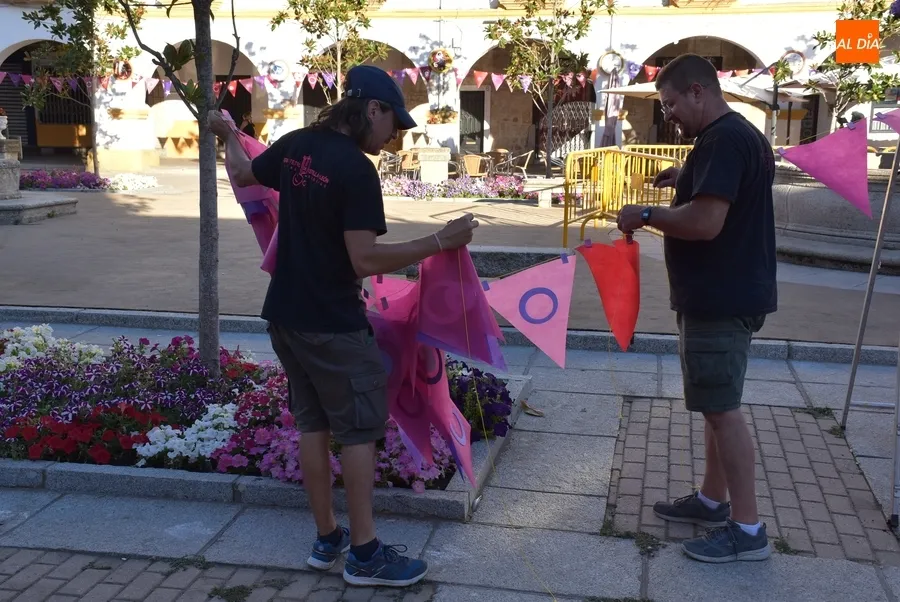 Foto 8 - D&iacute;a de preparativos para la gran fiesta de cumplea&ntilde;os de la Feria