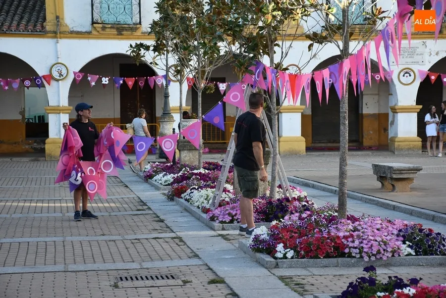 Foto 11 - D&iacute;a de preparativos para la gran fiesta de cumplea&ntilde;os de la Feria