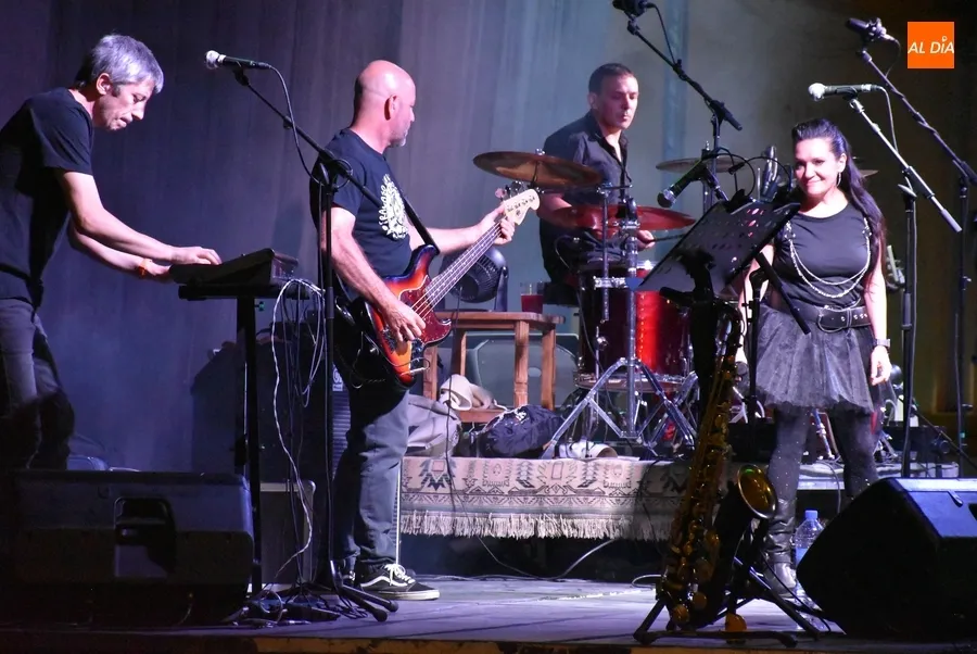 Foto 4 - Masiva asistencia de p&uacute;blico a la velada rockera de Back to the Covers