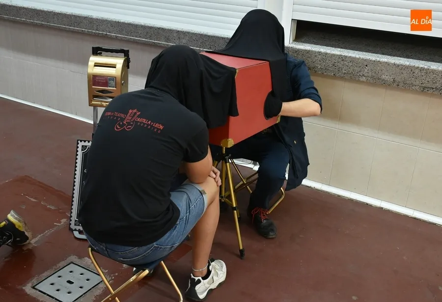 Foto 3 - PlastiKon&iacute;rica provoca las primeras sensaciones teatrales en el Mercado de Abastos