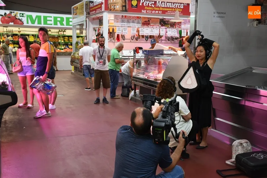 Foto 8 - PlastiKon&iacute;rica provoca las primeras sensaciones teatrales en el Mercado de Abastos