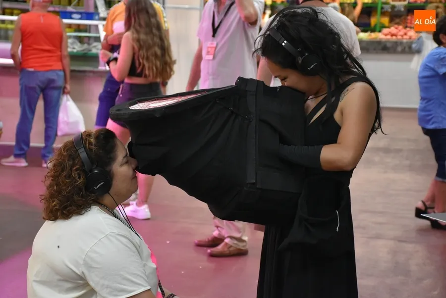 Foto 10 - PlastiKon&iacute;rica provoca las primeras sensaciones teatrales en el Mercado de Abastos