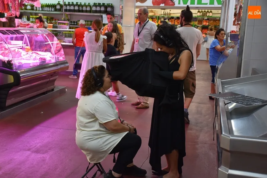 Foto 11 - PlastiKon&iacute;rica provoca las primeras sensaciones teatrales en el Mercado de Abastos
