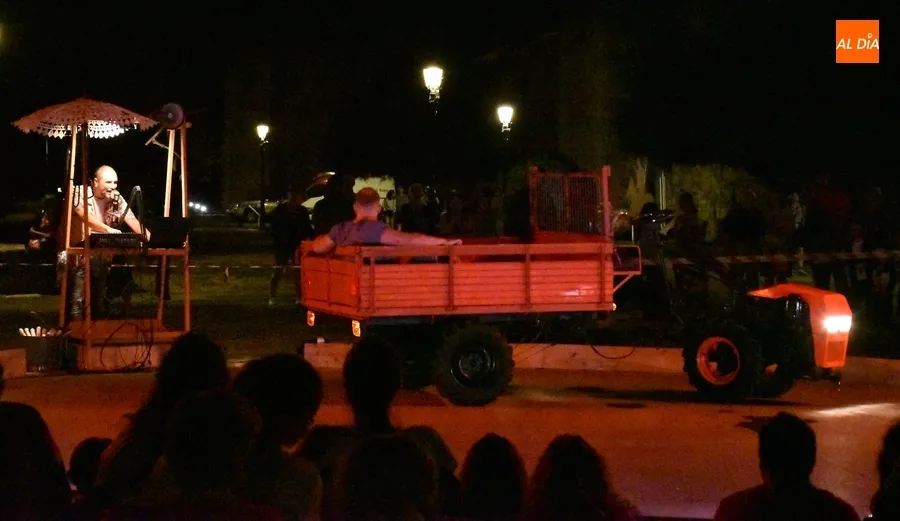 Foto 9 - Un tractor agr&iacute;cola da pie en Bolonia a un montaje repleto de riesgo f&iacute;sico