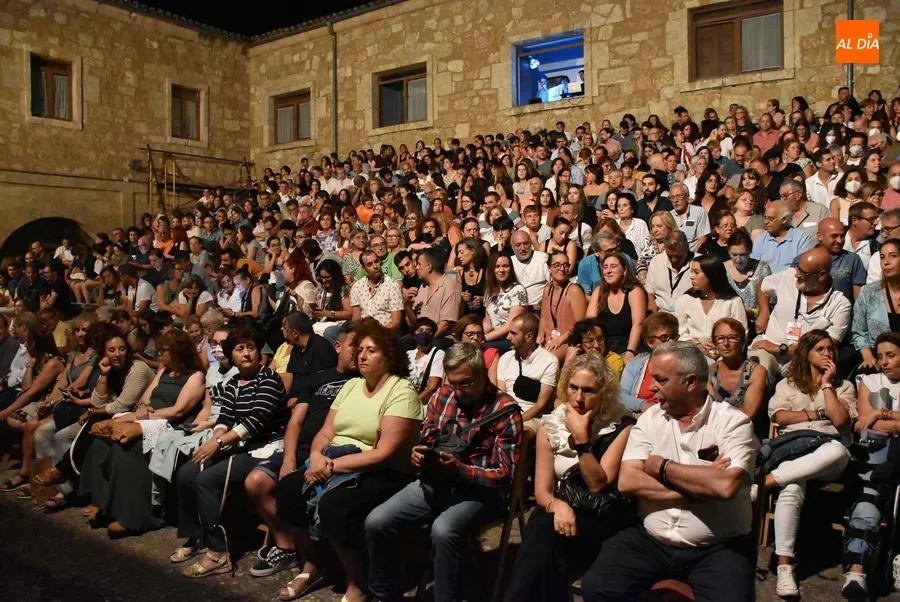 Foto 2 - El tel&oacute;n baja descubriendo, al grito de &lsquo;&iexcl;Champ&aacute;n por las tetas!&rsquo;, la historia de Lady Veneno