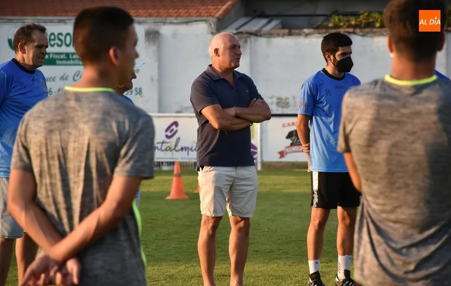 Foto 2 - El Ciudad Rodrigo CF arranca su nueva etapa con Gabri de Aller al frente