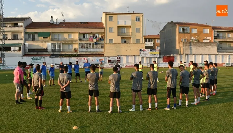 Foto 3 - El Ciudad Rodrigo CF arranca su nueva etapa con Gabri de Aller al frente