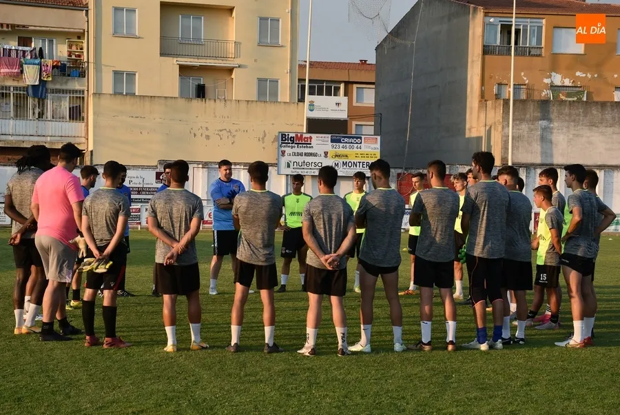 Foto 5 - El Ciudad Rodrigo CF arranca su nueva etapa con Gabri de Aller al frente
