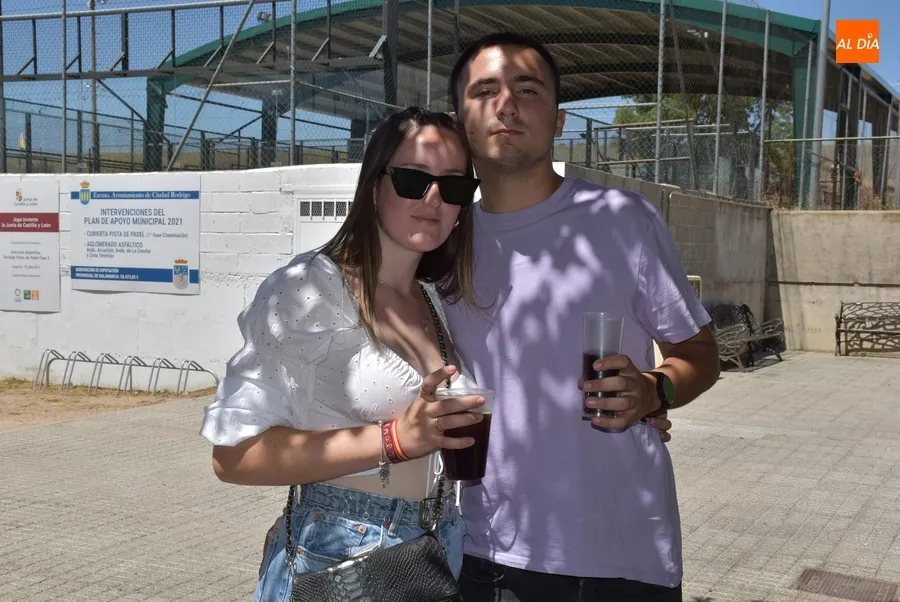 Foto 4 - Los j&oacute;venes sufren la escasez de hielo en el mercado en su gran botell&oacute;n del Martes Mayor