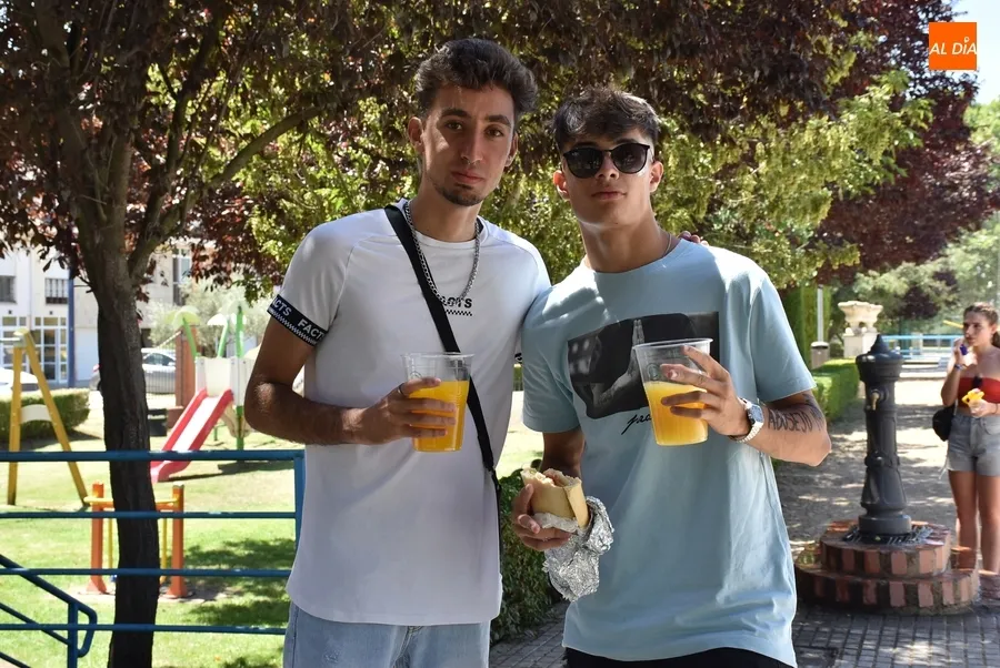 Foto 7 - Los j&oacute;venes sufren la escasez de hielo en el mercado en su gran botell&oacute;n del Martes Mayor