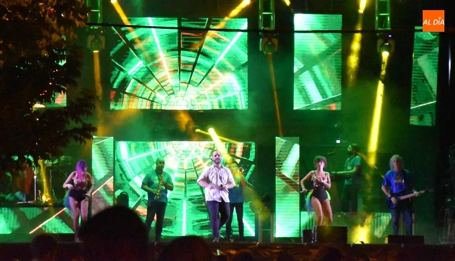 Foto 4 - La Orquesta Musical Compass pone la banda sonora a la v&iacute;spera del Martes Chico