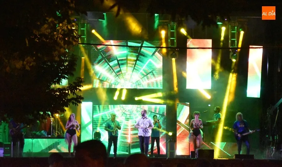 Foto 5 - La Orquesta Musical Compass pone la banda sonora a la v&iacute;spera del Martes Chico
