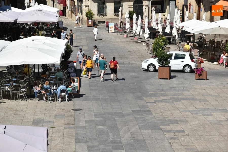 Foto 2 - La Plaza Mayor mirobrigense vive su &uacute;ltimo d&iacute;a de puro verano