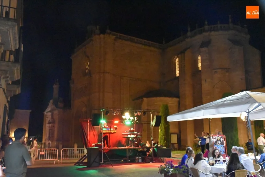 Foto 2 - El D&uacute;o Weton cierra el ciclo de actuaciones musicales nocturnas