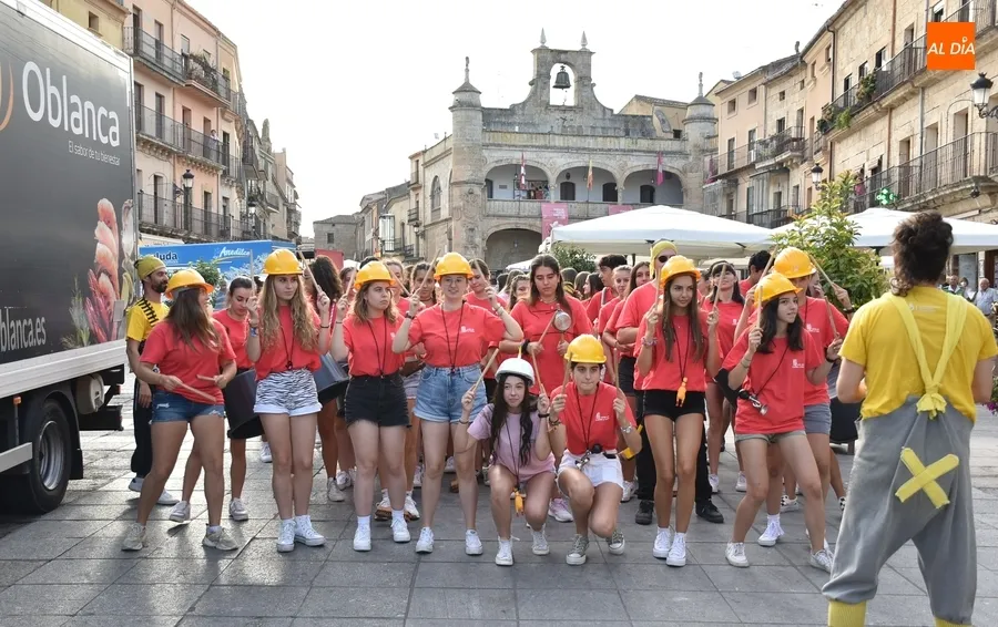 Foto 2 - Los j&oacute;venes del Divierteatro hacen part&iacute;cipes a toda la ciudad del 25&ordm; cumplea&ntilde;os de la Feria