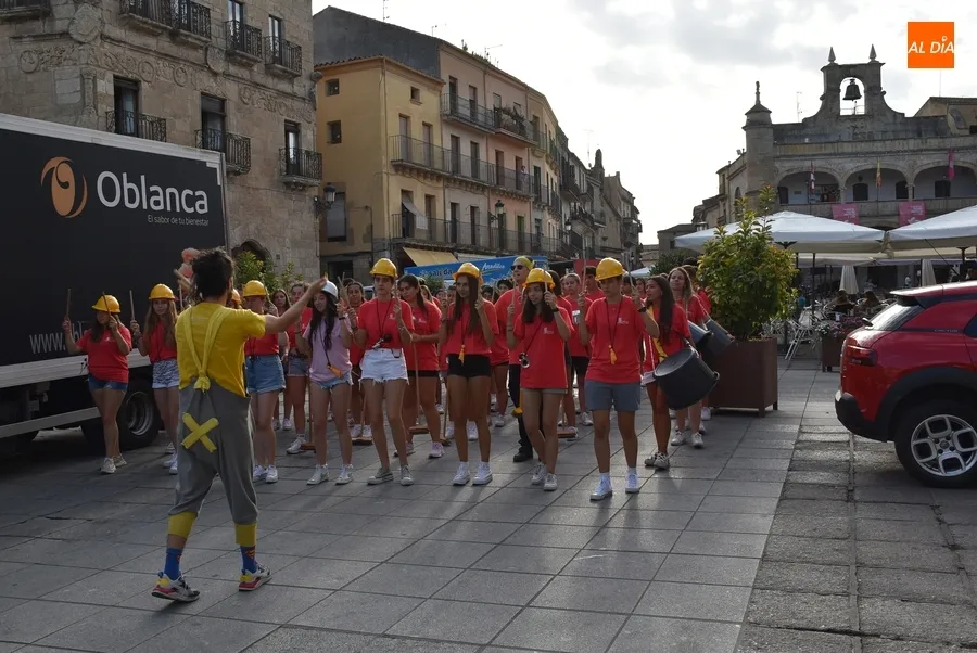 Foto 3 - Los j&oacute;venes del Divierteatro hacen part&iacute;cipes a toda la ciudad del 25&ordm; cumplea&ntilde;os de la Feria