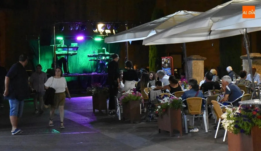 Foto 4 - El D&uacute;o Weton cierra el ciclo de actuaciones musicales nocturnas