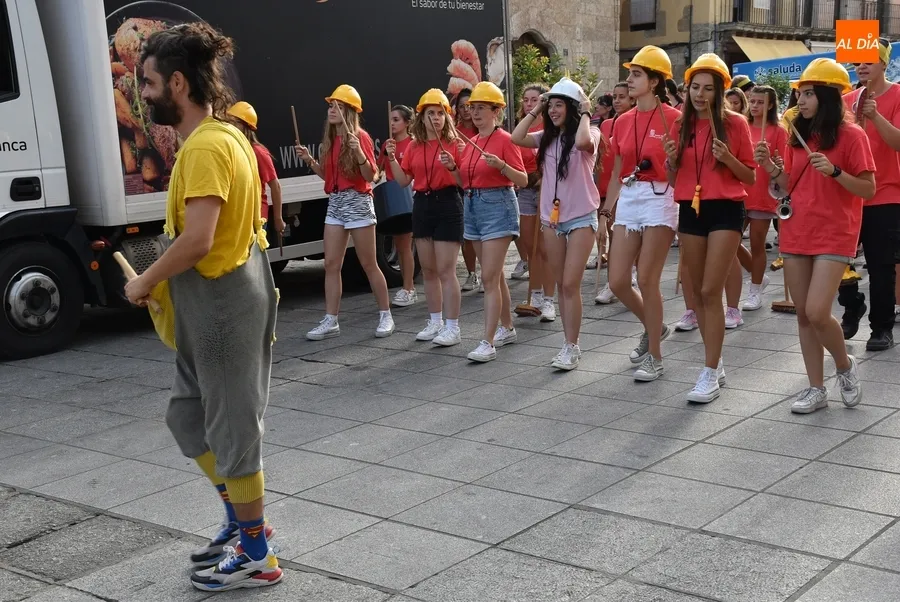 Foto 4 - Los j&oacute;venes del Divierteatro hacen part&iacute;cipes a toda la ciudad del 25&ordm; cumplea&ntilde;os de la Feria