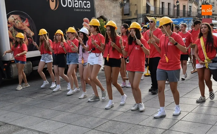 Foto 5 - Los j&oacute;venes del Divierteatro hacen part&iacute;cipes a toda la ciudad del 25&ordm; cumplea&ntilde;os de la Feria