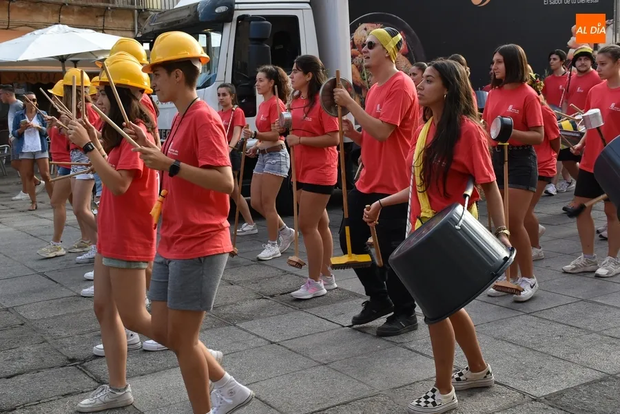 Foto 6 - Los j&oacute;venes del Divierteatro hacen part&iacute;cipes a toda la ciudad del 25&ordm; cumplea&ntilde;os de la Feria