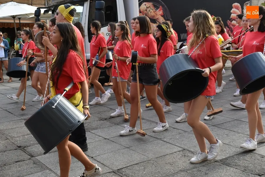 Foto 7 - Los j&oacute;venes del Divierteatro hacen part&iacute;cipes a toda la ciudad del 25&ordm; cumplea&ntilde;os de la Feria