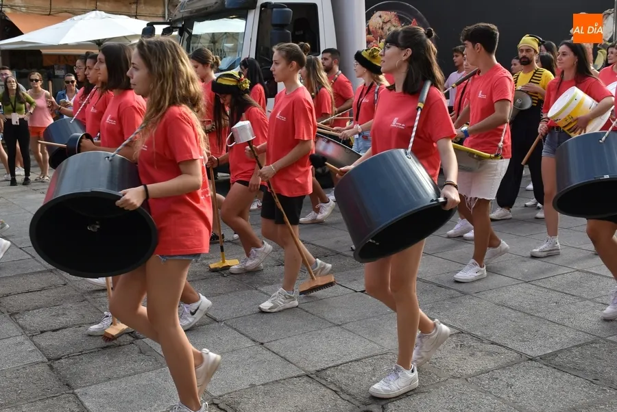 Foto 8 - Los j&oacute;venes del Divierteatro hacen part&iacute;cipes a toda la ciudad del 25&ordm; cumplea&ntilde;os de la Feria