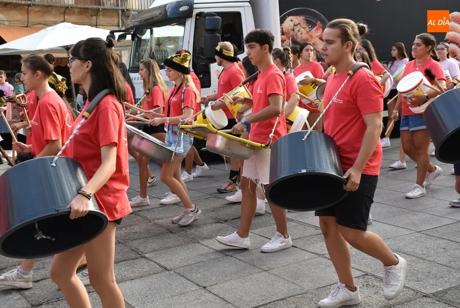 Foto 9 - Los j&oacute;venes del Divierteatro hacen part&iacute;cipes a toda la ciudad del 25&ordm; cumplea&ntilde;os de la Feria