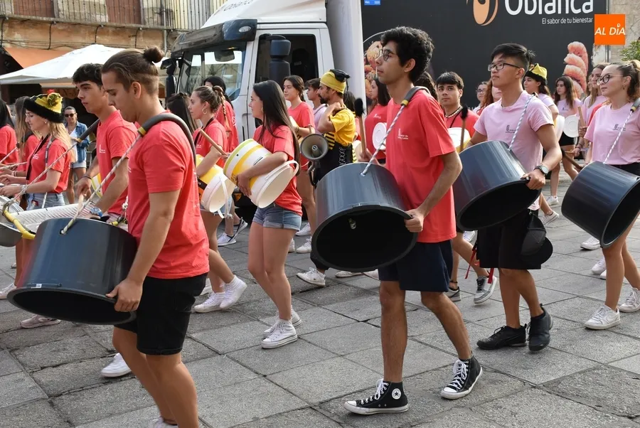 Foto 10 - Los j&oacute;venes del Divierteatro hacen part&iacute;cipes a toda la ciudad del 25&ordm; cumplea&ntilde;os de la Feria