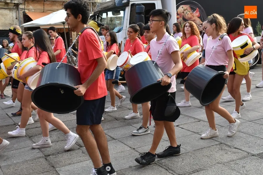 Foto 11 - Los j&oacute;venes del Divierteatro hacen part&iacute;cipes a toda la ciudad del 25&ordm; cumplea&ntilde;os de la Feria