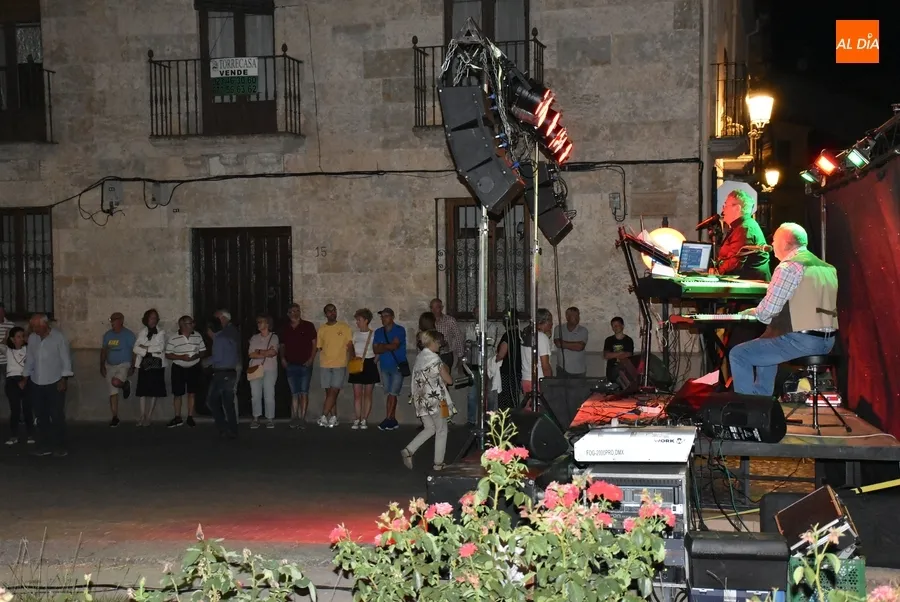 Foto 11 - El D&uacute;o Weton cierra el ciclo de actuaciones musicales nocturnas