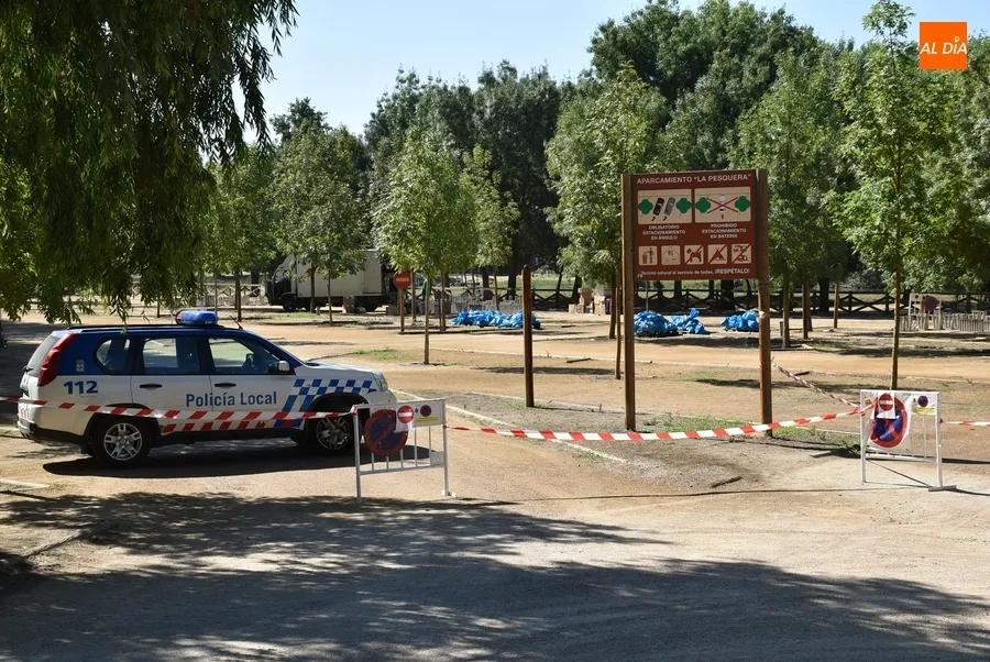 Foto 2 - D&iacute;a de preparativos en el parking de La Pesquera para el lanzamiento de los fuegos artificiales
