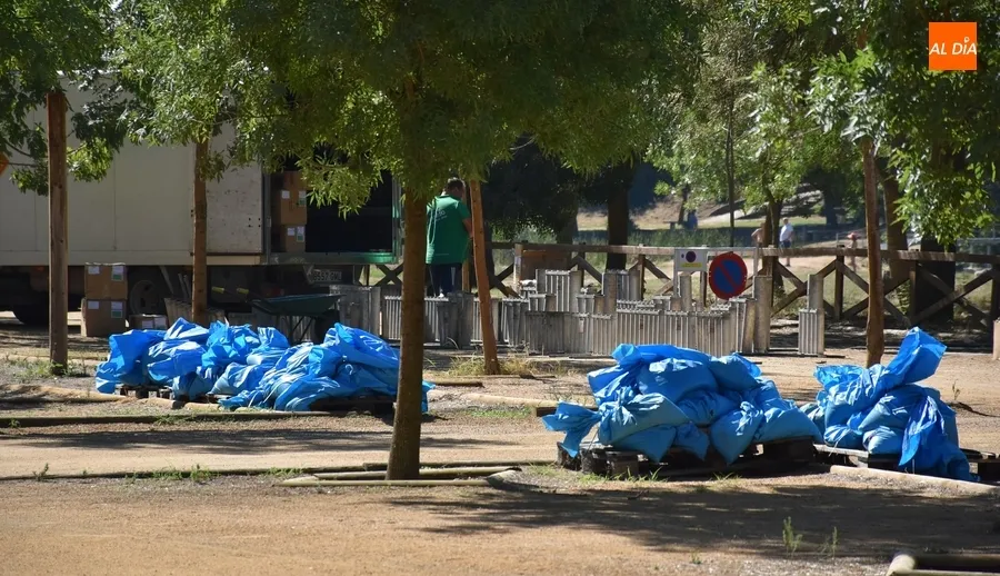 Foto 5 - D&iacute;a de preparativos en el parking de La Pesquera para el lanzamiento de los fuegos artificiales