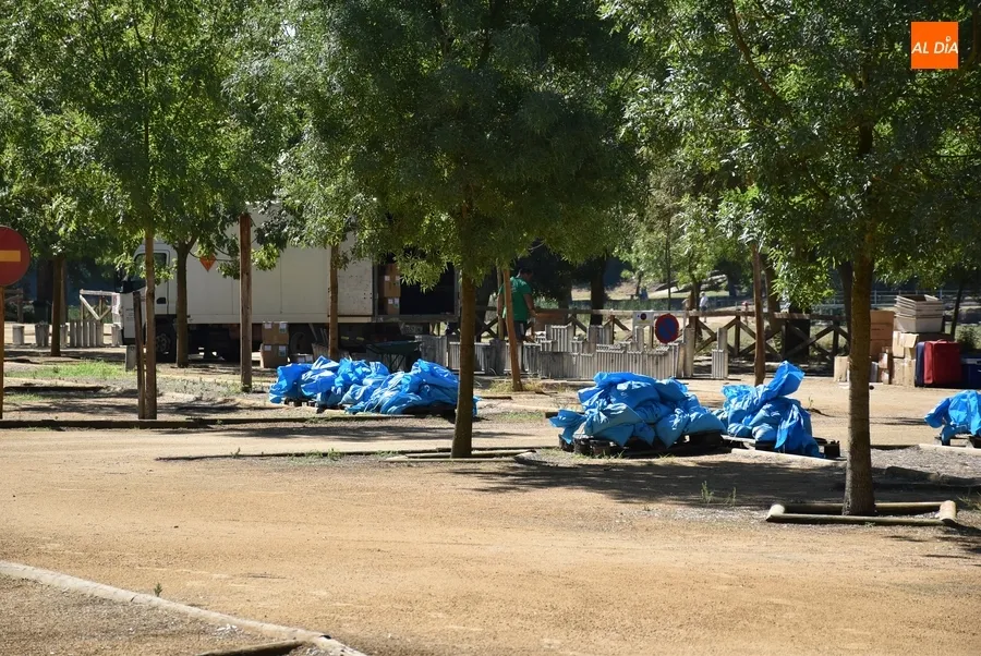 Foto 6 - D&iacute;a de preparativos en el parking de La Pesquera para el lanzamiento de los fuegos artificiales