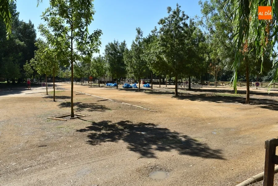 Foto 7 - D&iacute;a de preparativos en el parking de La Pesquera para el lanzamiento de los fuegos artificiales