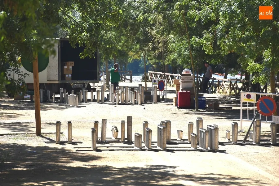 Foto 8 - D&iacute;a de preparativos en el parking de La Pesquera para el lanzamiento de los fuegos artificiales