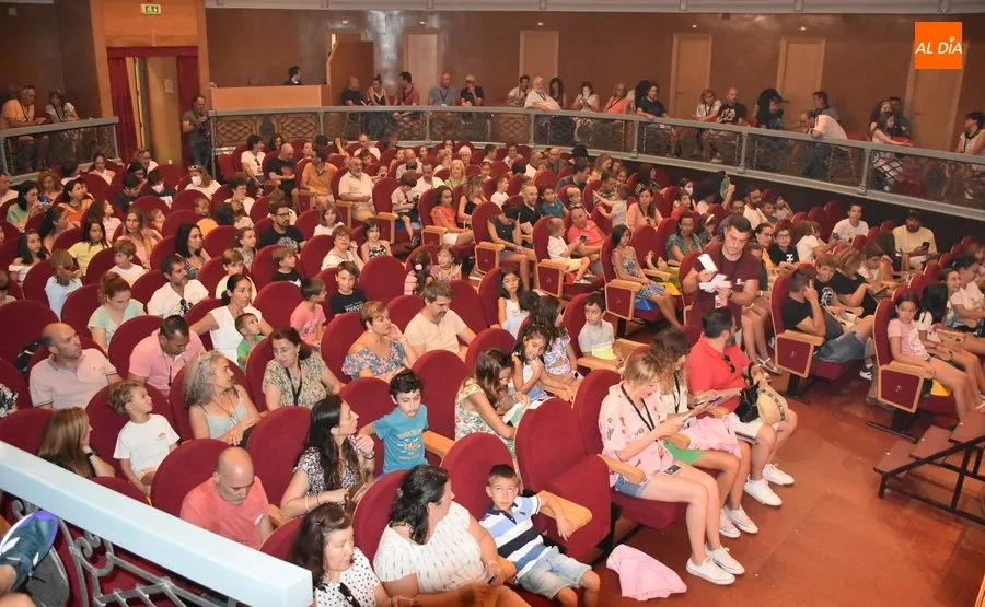 Foto 2 - Miguel de Lucas llena el Teatro Nuevo de ilusi&oacute;n y magia