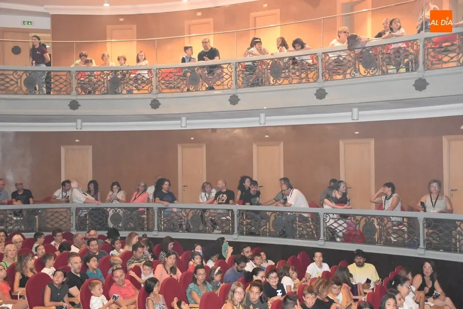 Foto 3 - Miguel de Lucas llena el Teatro Nuevo de ilusi&oacute;n y magia