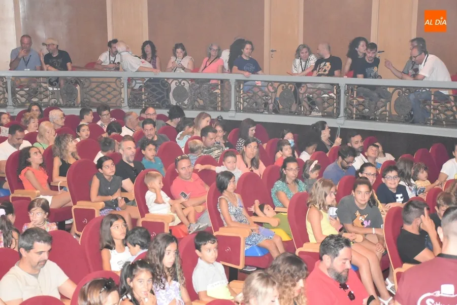 Foto 4 - Miguel de Lucas llena el Teatro Nuevo de ilusi&oacute;n y magia