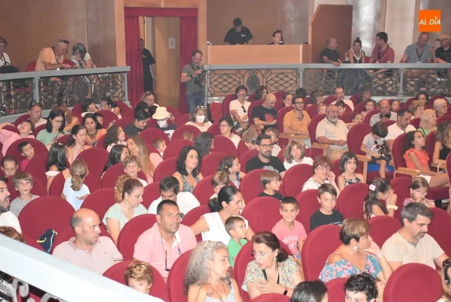 Foto 5 - Miguel de Lucas llena el Teatro Nuevo de ilusi&oacute;n y magia