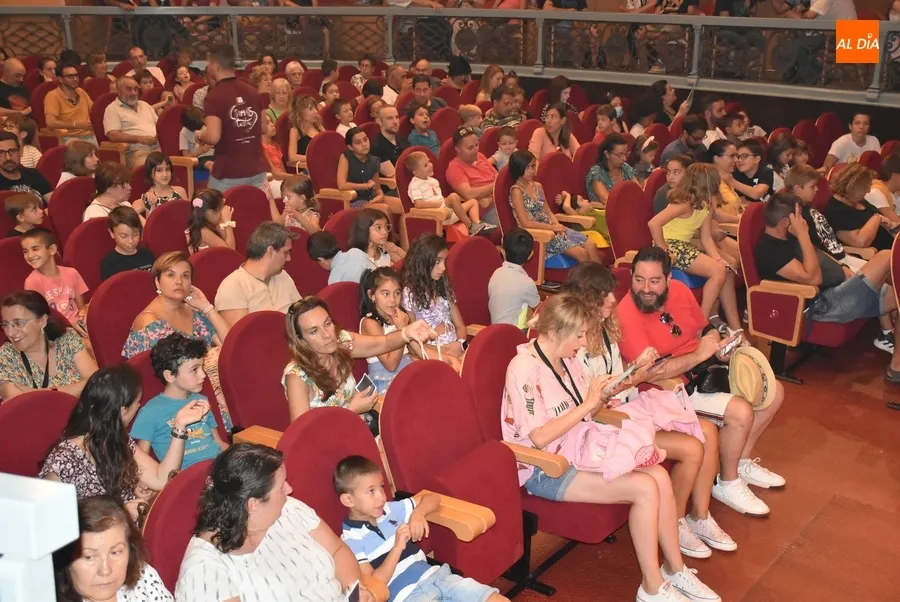 Foto 6 - Miguel de Lucas llena el Teatro Nuevo de ilusi&oacute;n y magia